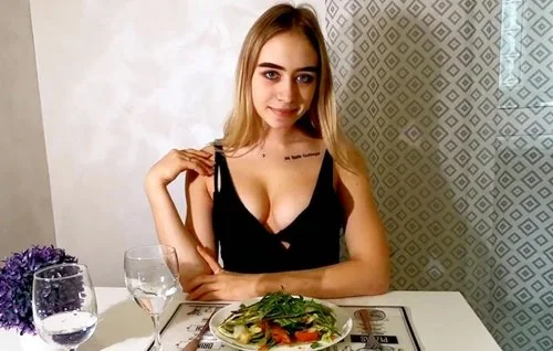 Секс подарочек на годовщину от его милой молодой девушки.