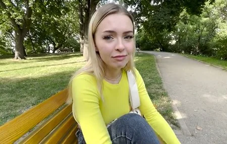Хороший человек помогает упавшей со ступенек молодой девушке и заслуживает на секс у него дома.
