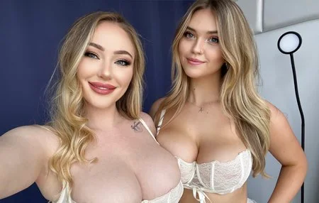 Классный pov с двумя очень роскошными молодыми женщинами в белых чулочках.